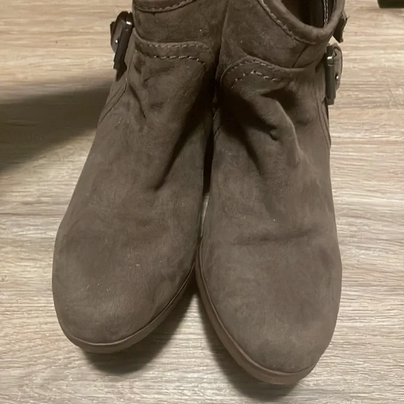 Olive green boots - Picture 3 of 4